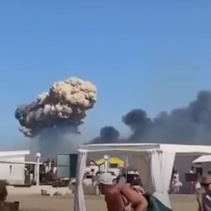 Đám mây hình nấm bùng phát tại căn cứ của Nga sau ‚cuộc tấn công tên lửa đầu tiên của Ukraine‘ vào Crimea khiến du khách bỏ chạy khỏi bãi biển