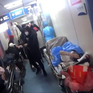 Trung Quốc đang bị choáng váng bởi ’siêu sóng thần‘ Covid như thế nào khi xác chết chất đống trong container & người bệnh chết ngoài hành lang