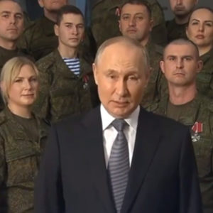 “Kẻ hoang tưởng” Putin bị buộc tội vây quanh mình với ‚diễn viên‘ trong bài phát biểu năm mới với những gương mặt giống nhau từng thấy tại một loạt sự kiện