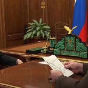 Khoảnh khắc lãnh chúa ‚chó tấn công‘ Kadyrov run rẩy khi bắt tay với bệnh nhân ung thư Putin