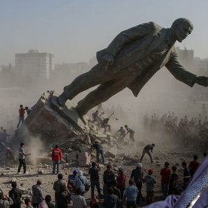 Tượng đài Lenin lớn nhất đổ nhào, điềm báo cho sự kết thúc cho một di sản man rợ?