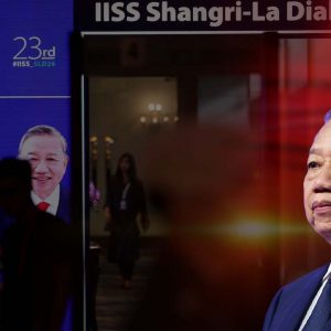 Bi Kịch Shangri-La: Khi Con Rối Họ Tô Quên Mang Theo Kịch Bản
